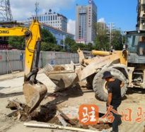 男人操小搔逼高温下的坚守｜道路建设者用汗水铺就畅通路